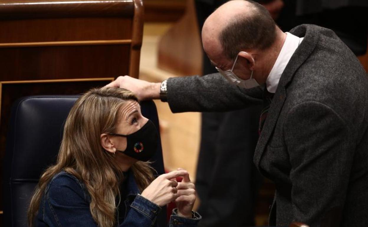 La ministra Yolanda Díaz habla con el diputado del PNV Mikel Legarda en el pleno de este jueves.