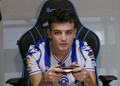 Imagen secundaria 1 - Arriba, Yeray posando en su domicilio. En las dos fotos de abajo, Ander, uniformado como realista.