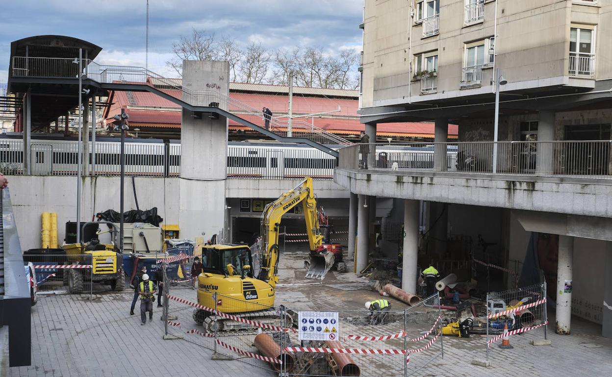 Los operarios trabajan en la plaza Néstor Basterretxea, desde donde se habilitará una entrada a la futura estación de Atotxa.