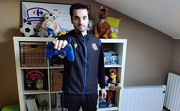 Imagen principal - Arriba, Yeray posando en su domicilio. En las dos fotos de abajo, Ander, uniformado como realista.