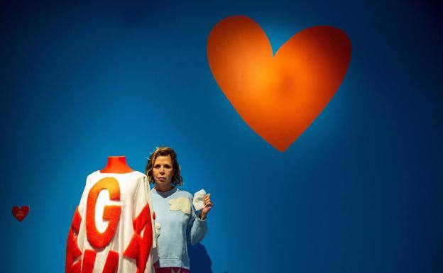 La diseñadora Agatha Ruiz de la Prada durante la presentación este jueves en Vitoria. / EFE / DAVID AGUILAR