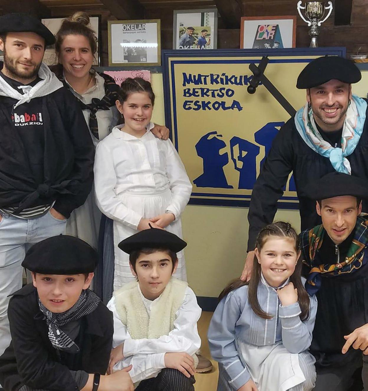 Santeskean ez, baina Bertso Eskolak koplak lantzen dituzte. 