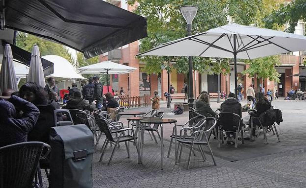 Una imagen de una plaza de Astigarraga antes de entrar en la zona roja.