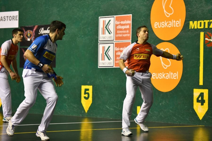Campeonato de parejas: Joseba Ezkurdia se come a Aimar Olaizola II y Beñat Rezusta. 