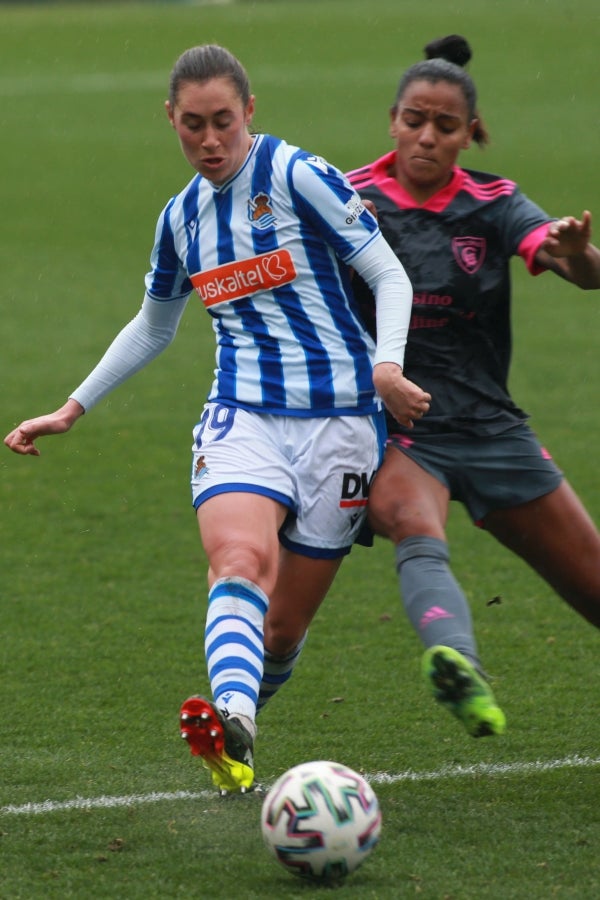 La Real jugó veinte minutos con una menos tras la expulsión de Mendoza y acabó sufriendo frente a un buen Madrid CFF que propuso una presión alta en campo contrario a lo largo de todo el partido. 