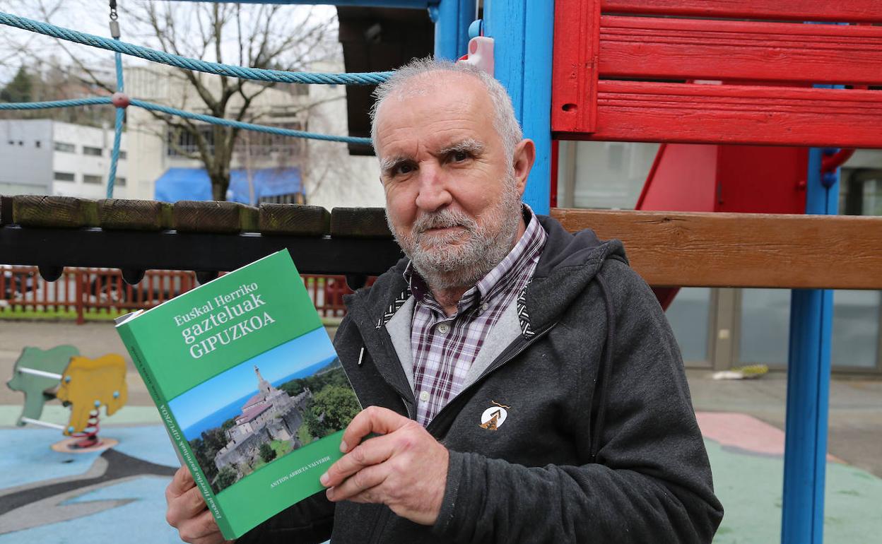 Antton Arrieta, aste honetgan Donostia, argitaratu berri duen liburua eskuetan duela.