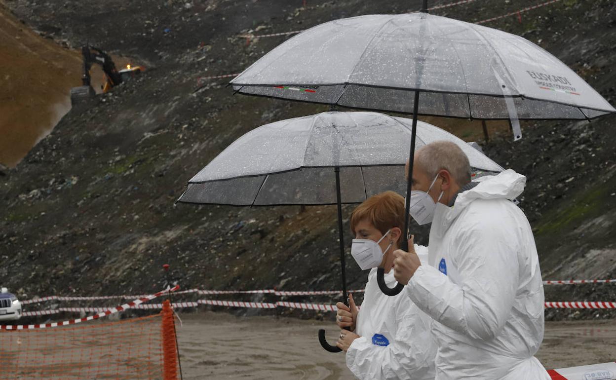 Arantxa Tapia y Josu Erkoreka, este sábado durante la visita realizada al vertedero de Zaldibar. 