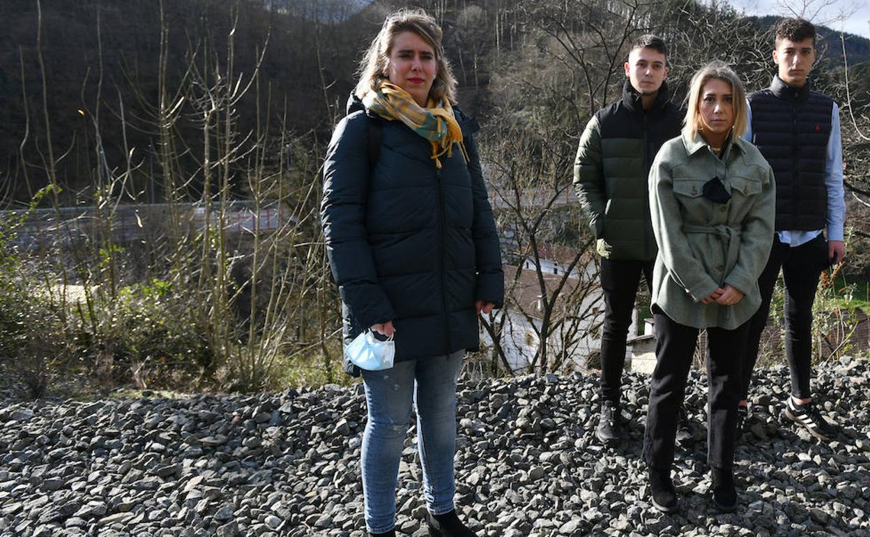 Nahia Sololuze ante el vertedero de Zaldibar. 