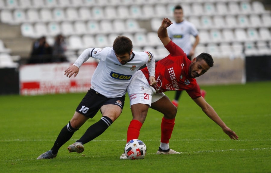 El Real Unión no afloja y este domingo ha sumado ante el Laredo su octavo triunfo del curso. Eso sí, los txuribeltz han tenido que fajarse de lo lindo para dejar los puntos en casa. El resultado final, 4-1, no refleja el sufrimiento de los de Aitor Zulaika en la segunda parte. 