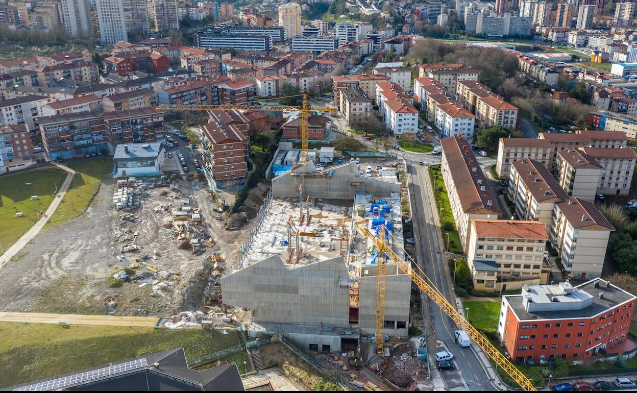 Vista aérea de la obra del nuevo polideportivo del barrio de Altza.
