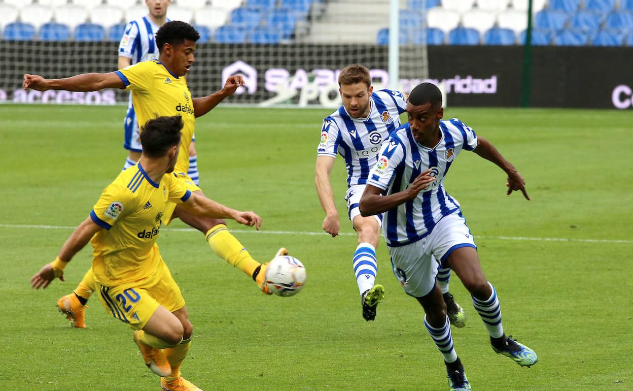 Isak trata de marcharse por velocidad de un par de oponentes gaditanos. 