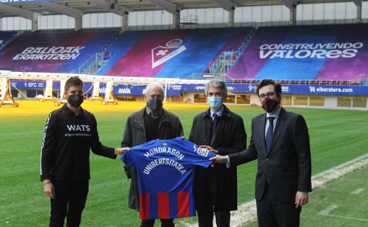 Lander Beloki (decano de la Facultad de Empresariales de Mondragon Unibertsitatea); a su derecha, Mikel Larrañaga, Vicepresidente de la Fundación de la Sociedad Deportiva Eibar; y a su izquierda. Alex Navarro co-fundador de WATS Team