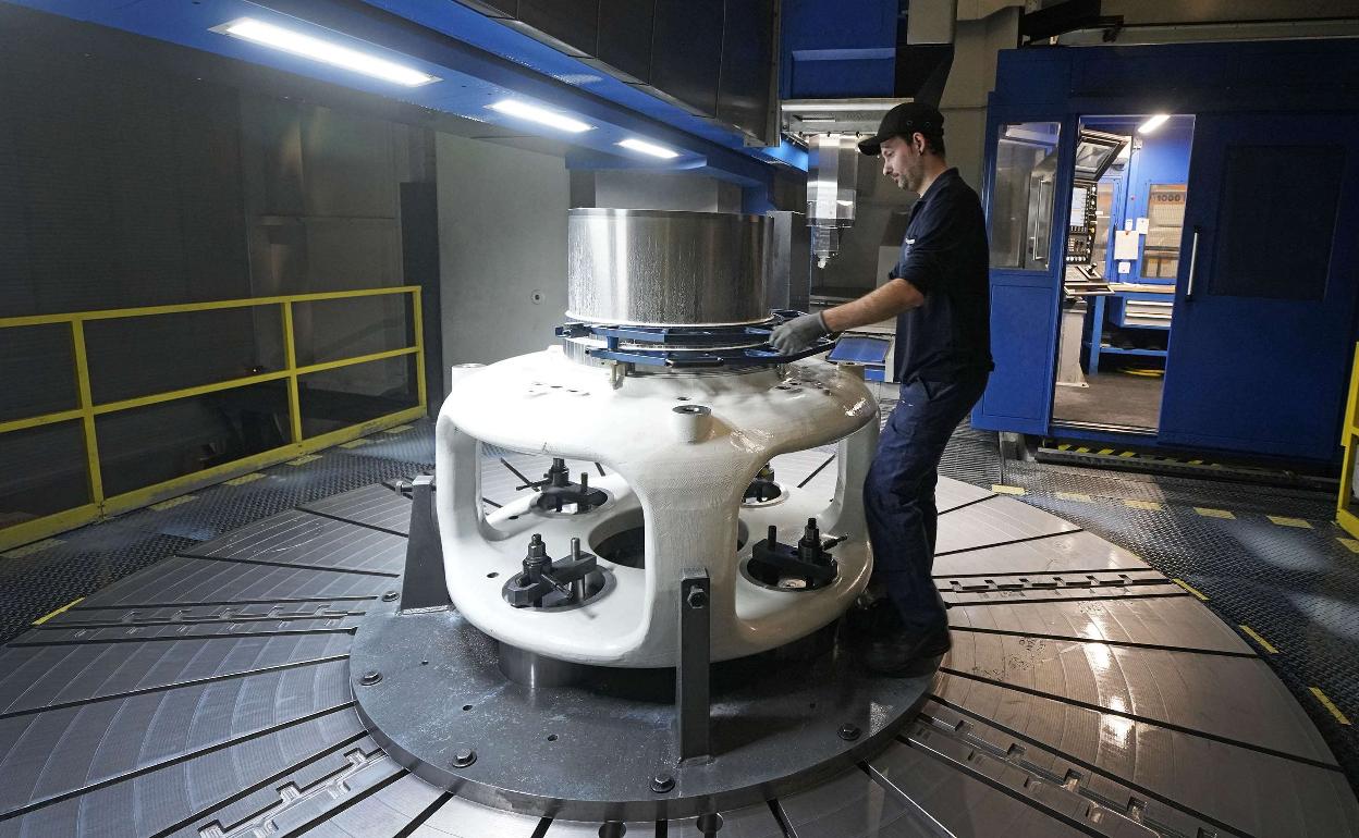Un trabajador de la planta de Siemens Gamesa de Asteasu ajusta las piezas de un rotor eólico. 