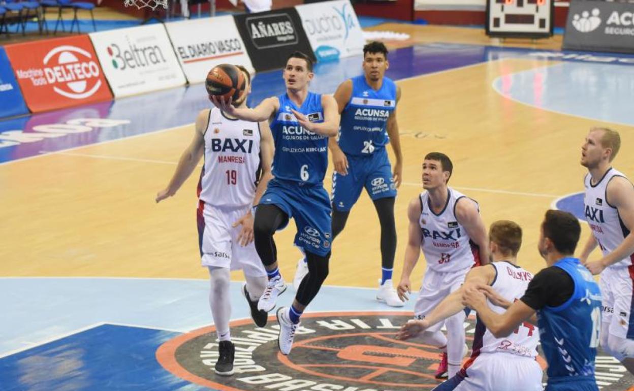 Span hace una bandeja en el partido ante Manresa en Illunbe. 