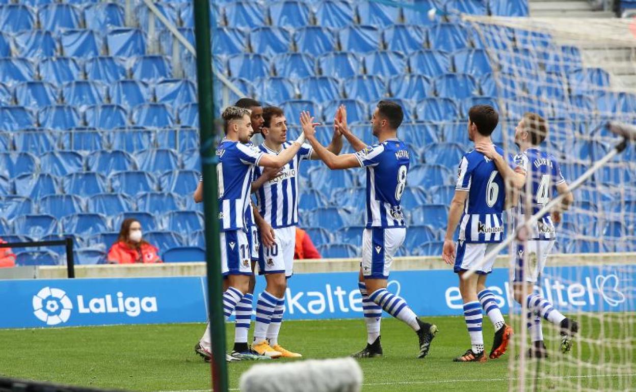 Januzaj, Isak, Oyarzabal y Merino celebran un gol ayer en el Reale Arena.
