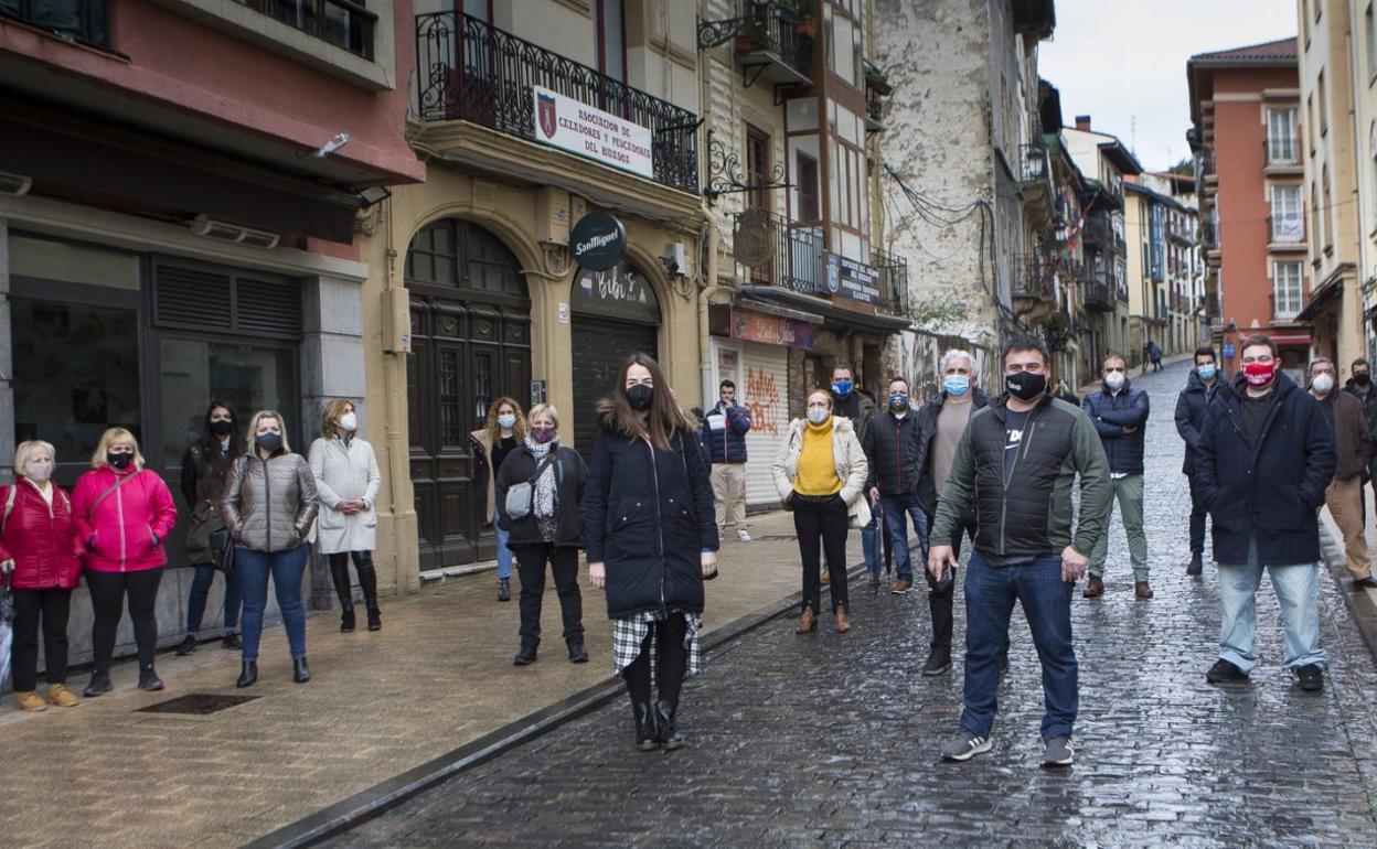 Representantes de los establecimientos hosteleros de Irun dieron a conocer su nueva asociación en la calle Mayor. 