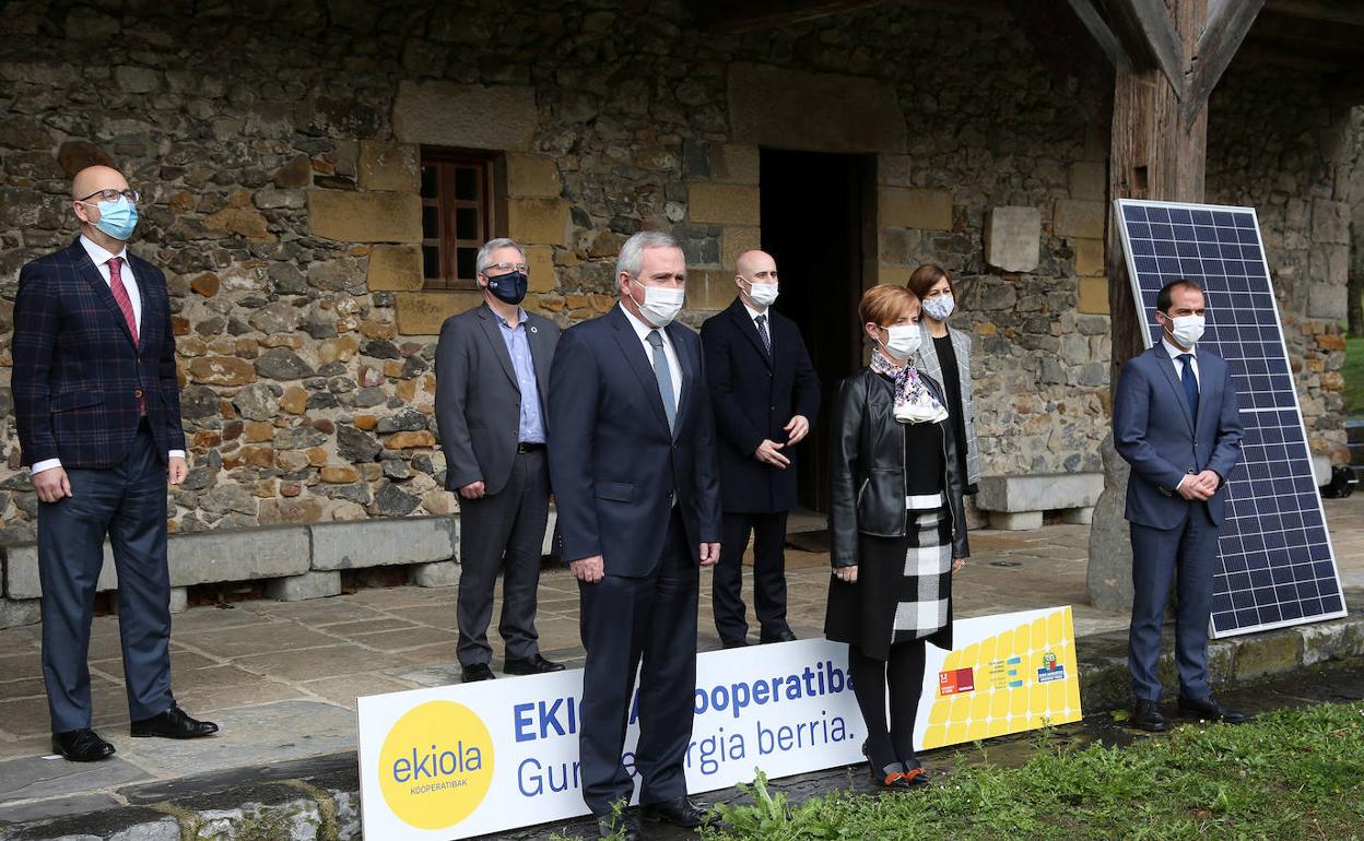 Arantxa Tapia e Iñigo Ucín, ayer junto a los diputados de Medio Ambiente guipuzcoano y alavés, la alcaldesa de Azpeitia y los promotores de Ekiola.