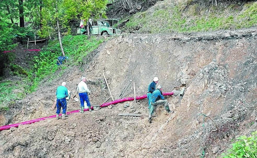 El camino se vino abajo en diciembre. Poco pueden hacer los afectados para solucionarlo.