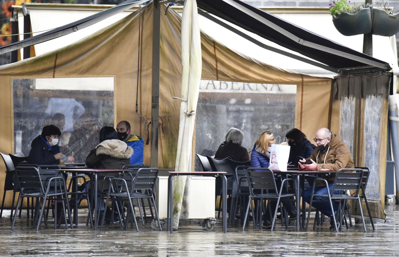 Donostia, Irun o Tolosa son algunos de los municipios con alta transmisión del virus que han podido reabrir sus bares gracias al recurso de los hosteleros.