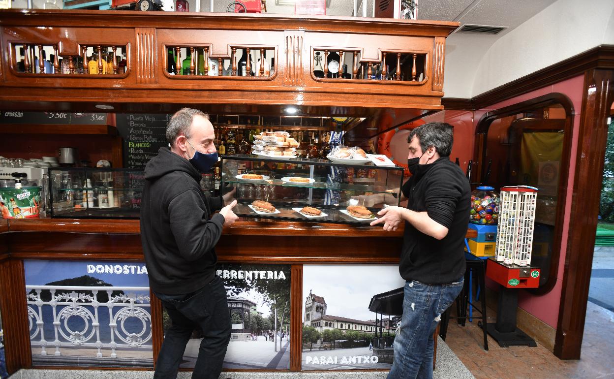 Los propietarios del Bikote Tivoli de Donostia prepararon ayer el bar para su apertura.