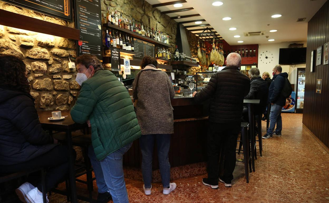 Interior de un bar, hoy en Donostia. 