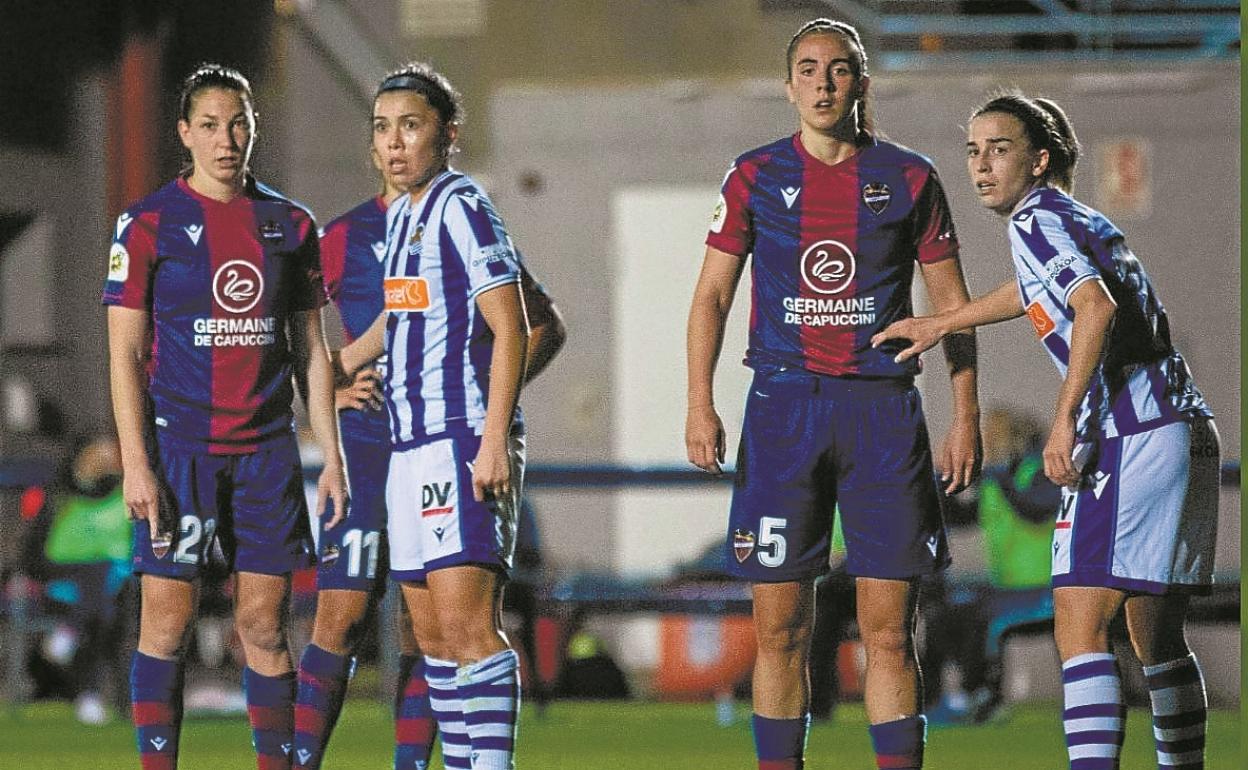 Kiana Palacios y Bárbara Latorre esperan el centro al área del Levante. 