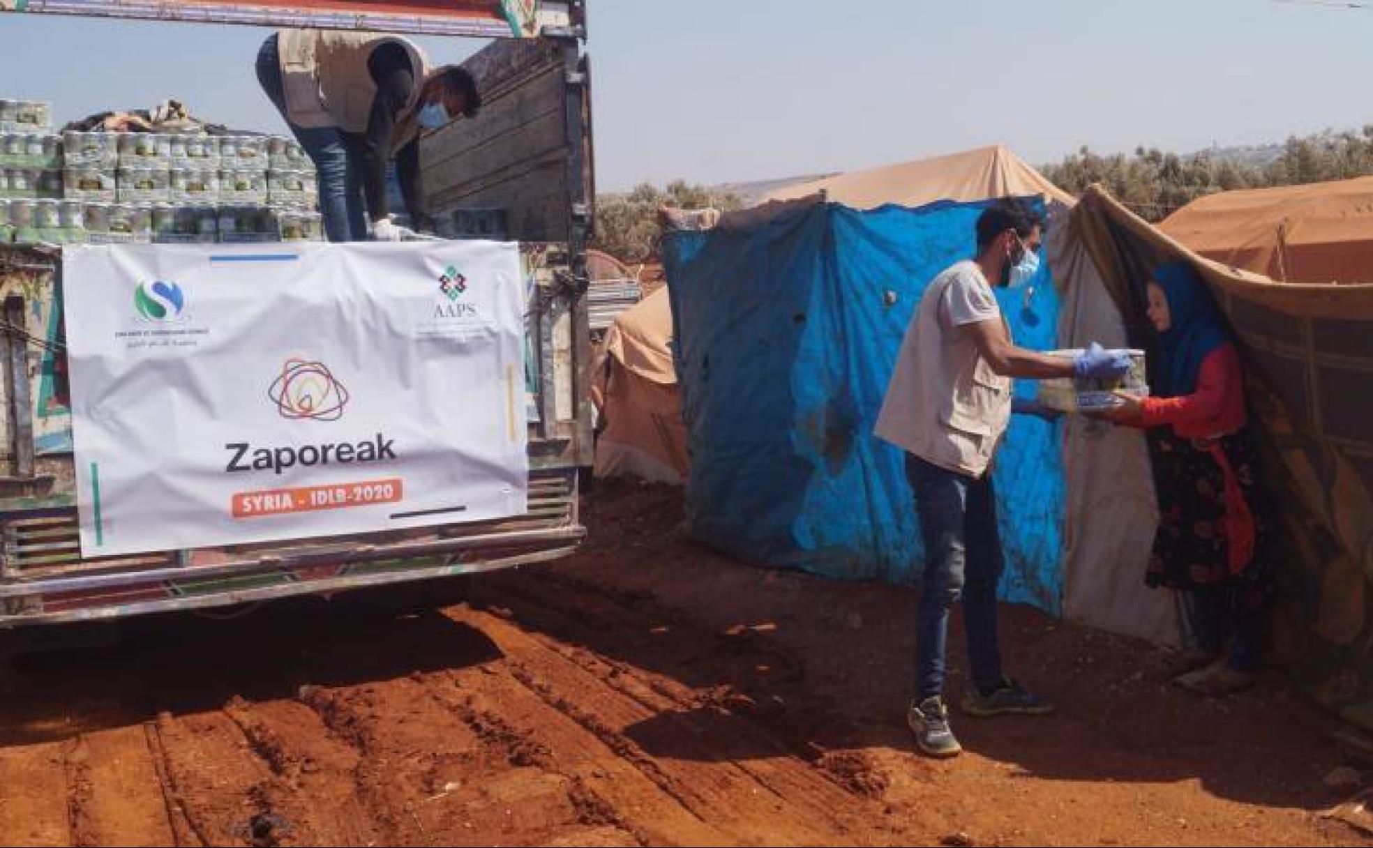 Los Amigos del Pueblo Sirio reparten comida enviada por la ONG guipuzcoana.