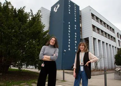 Imagen secundaria 1 - Andere y Coralie posan en el interior y el exterior de la Facultad de Química de San Sebastián. 