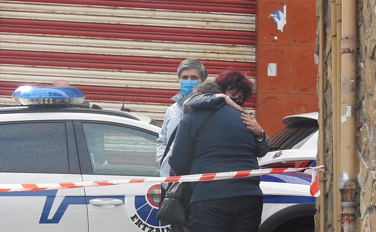 Dos vecinas que conocían a la pareja se abrazan rotas de dolor tras conocer la 