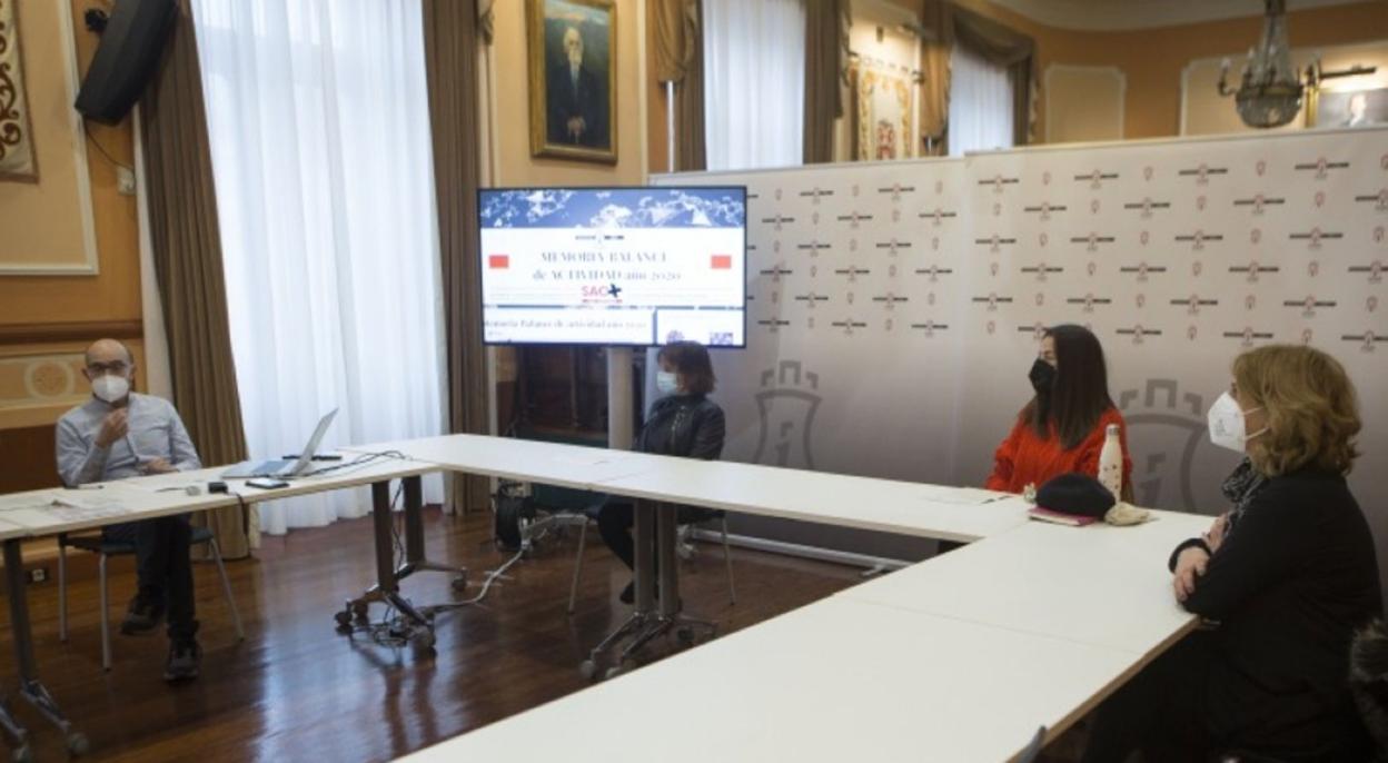 Mikel Zabaleta (OMIC), las concejalas Rebeca González y Juncal Eizaguirre y Susana Fernández (Bidashop). 