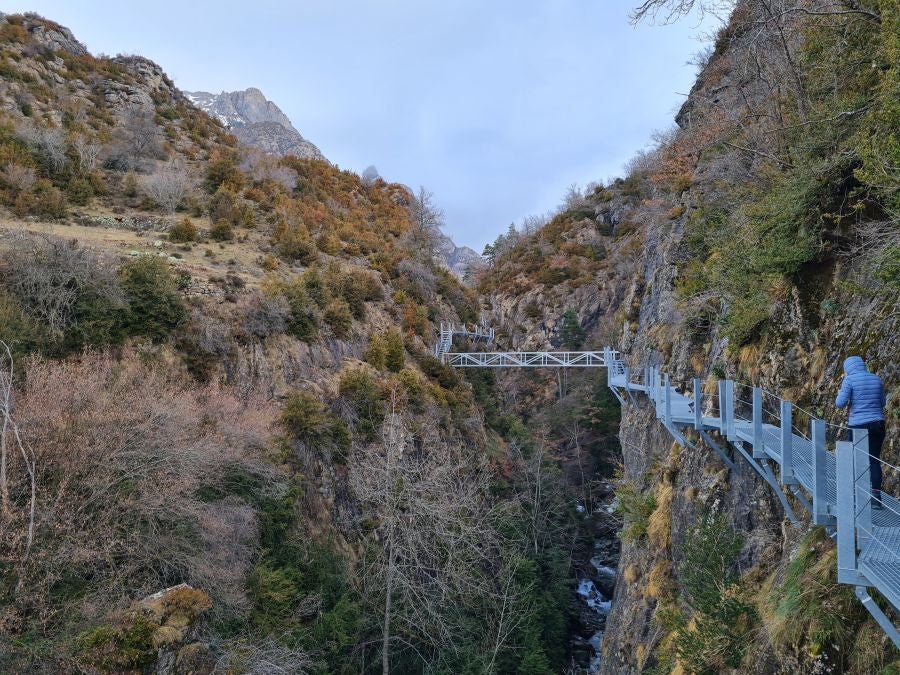 Esta primavera se inaugurará la pasarela de un kilómetro construida en el desfiladero del río Caldarés, cerca de la estación de esquí