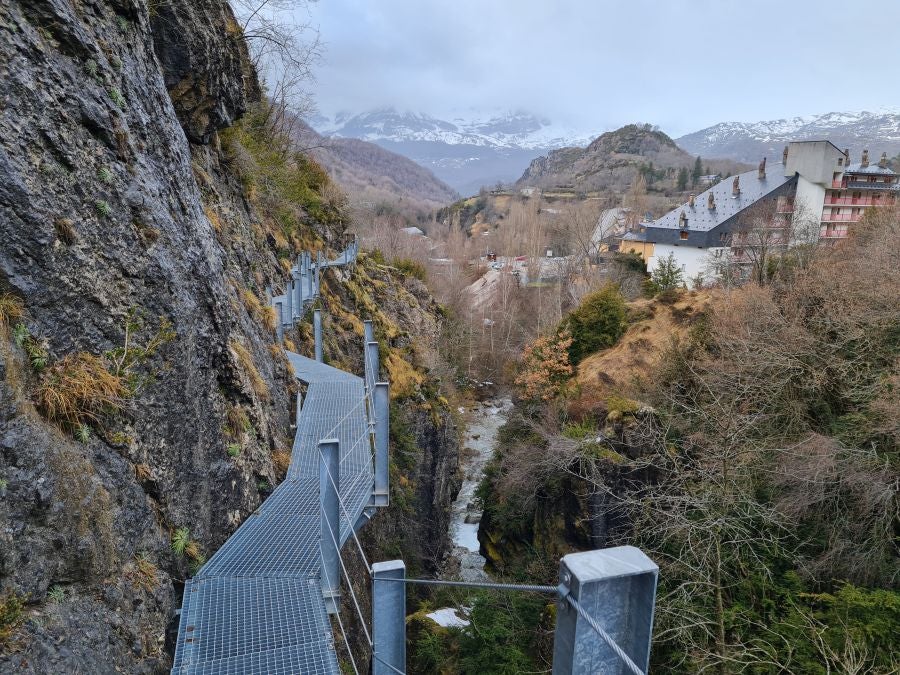 Esta primavera se inaugurará la pasarela de un kilómetro construida en el desfiladero del río Caldarés, cerca de la estación de esquí