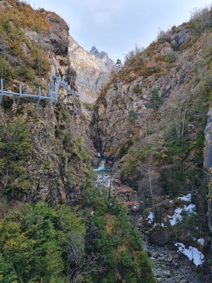 Esta primavera se inaugurará la pasarela de un kilómetro construida en el desfiladero del río Caldarés, cerca de la estación de esquí