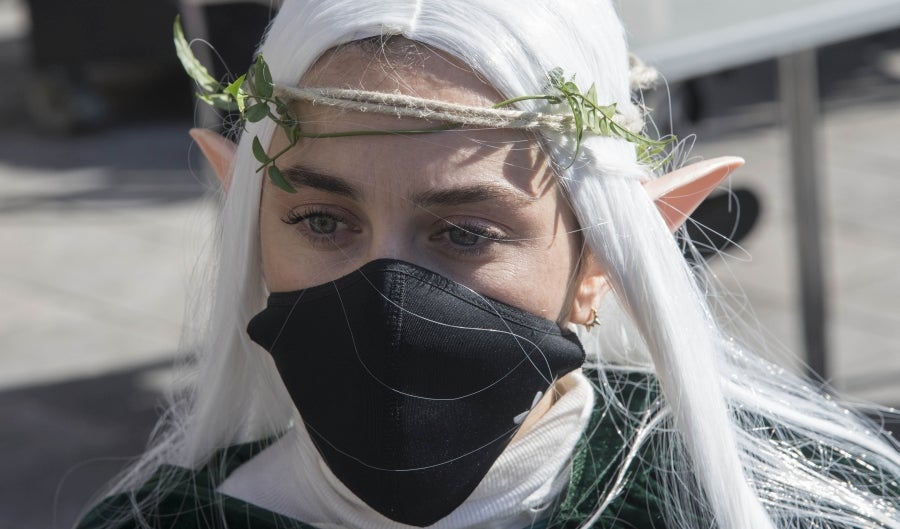 El calendario marca que es domingo de carnaval pero en las calles de la villa papelera parece un domingo más de la época Covid. Apenas en algunas terrazas de bares se ha podido ver a gente disfrazada o con un alguna peluca que diera «color» a la cita entre amigos o familiares. 