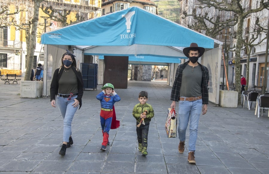 El calendario marca que es domingo de carnaval pero en las calles de la villa papelera parece un domingo más de la época Covid. Apenas en algunas terrazas de bares se ha podido ver a gente disfrazada o con un alguna peluca que diera «color» a la cita entre amigos o familiares. 