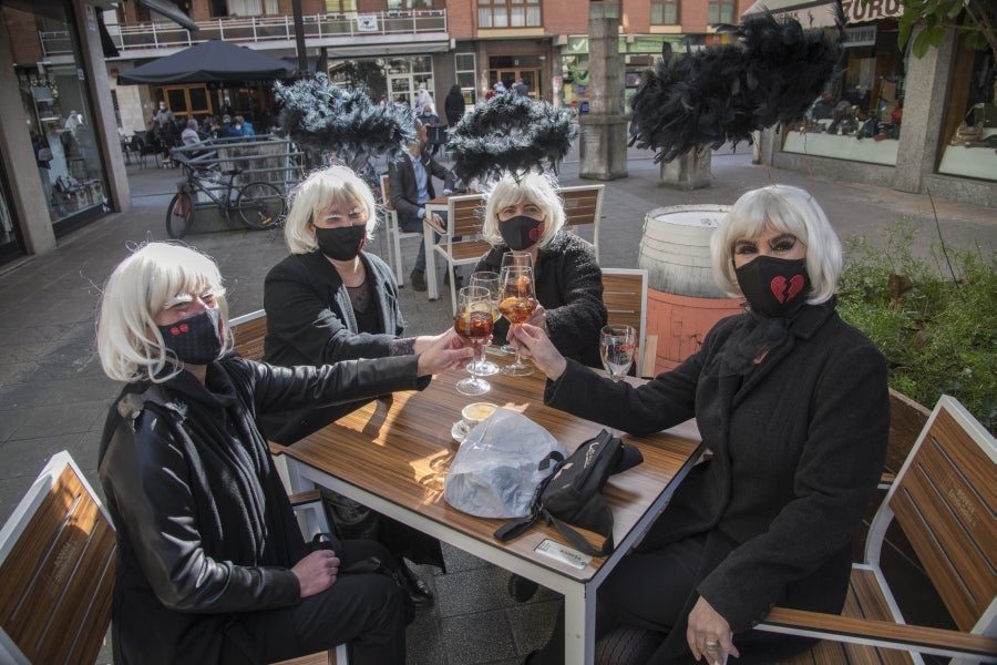 El calendario marca que es domingo de carnaval pero en las calles de la villa papelera parece un domingo más de la época Covid. Apenas en algunas terrazas de bares se ha podido ver a gente disfrazada o con un alguna peluca que diera «color» a la cita entre amigos o familiares. 