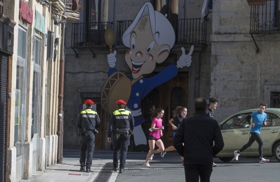 El calendario marca que es domingo de carnaval pero en las calles de la villa papelera parece un domingo más de la época Covid. Apenas en algunas terrazas de bares se ha podido ver a gente disfrazada o con un alguna peluca que diera «color» a la cita entre amigos o familiares. 