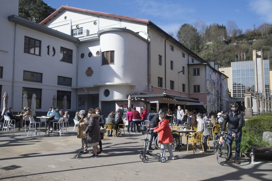 El calendario marca que es domingo de carnaval pero en las calles de la villa papelera parece un domingo más de la época Covid. Apenas en algunas terrazas de bares se ha podido ver a gente disfrazada o con un alguna peluca que diera «color» a la cita entre amigos o familiares. 