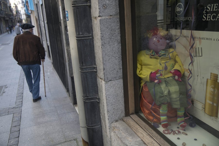 El calendario marca que es domingo de carnaval pero en las calles de la villa papelera parece un domingo más de la época Covid. Apenas en algunas terrazas de bares se ha podido ver a gente disfrazada o con un alguna peluca que diera «color» a la cita entre amigos o familiares. 