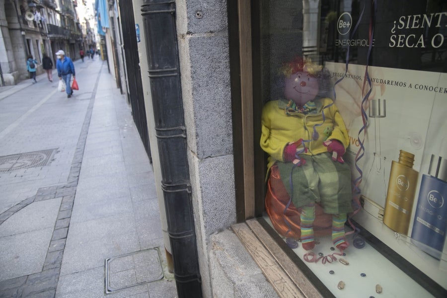 El calendario marca que es domingo de carnaval pero en las calles de la villa papelera parece un domingo más de la época Covid. Apenas en algunas terrazas de bares se ha podido ver a gente disfrazada o con un alguna peluca que diera «color» a la cita entre amigos o familiares. 