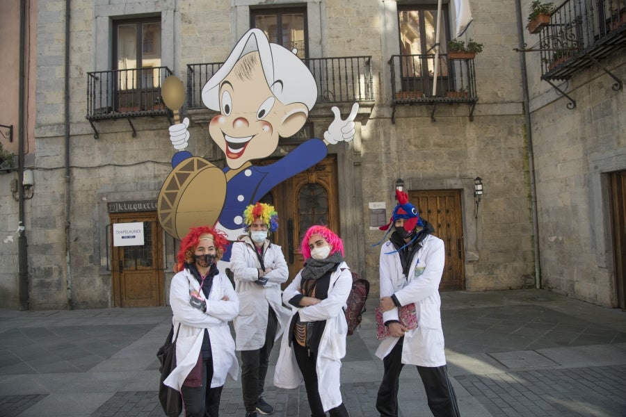 El calendario marca que es domingo de carnaval pero en las calles de la villa papelera parece un domingo más de la época Covid. Apenas en algunas terrazas de bares se ha podido ver a gente disfrazada o con un alguna peluca que diera «color» a la cita entre amigos o familiares. 