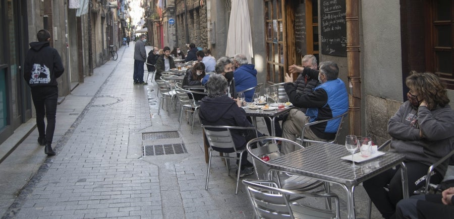 El calendario marca que es domingo de carnaval pero en las calles de la villa papelera parece un domingo más de la época Covid. Apenas en algunas terrazas de bares se ha podido ver a gente disfrazada o con un alguna peluca que diera «color» a la cita entre amigos o familiares. 