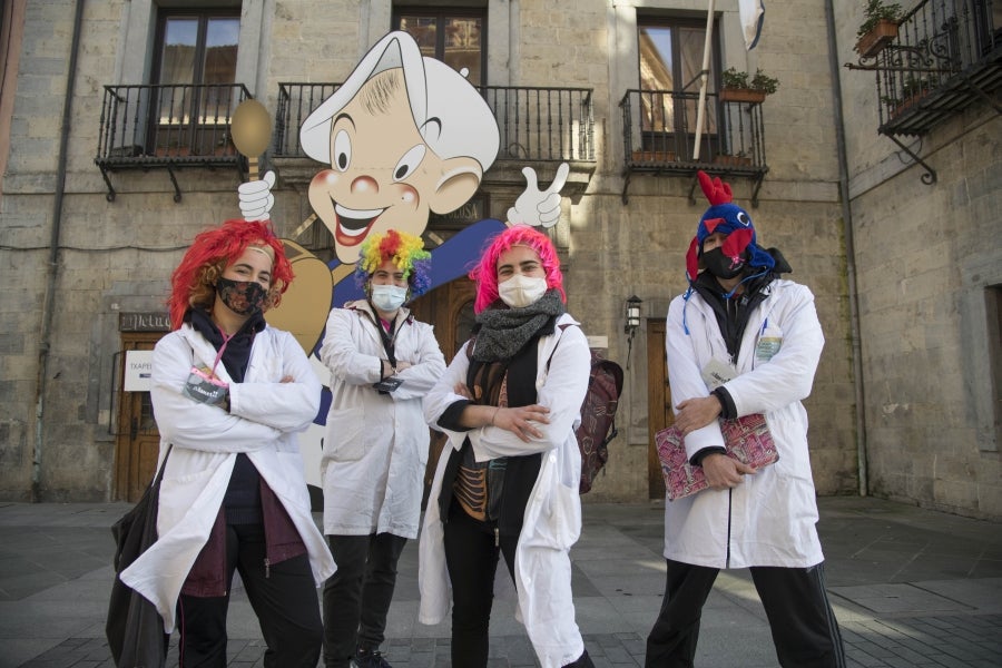 El calendario marca que es domingo de carnaval pero en las calles de la villa papelera parece un domingo más de la época Covid. Apenas en algunas terrazas de bares se ha podido ver a gente disfrazada o con un alguna peluca que diera «color» a la cita entre amigos o familiares. 