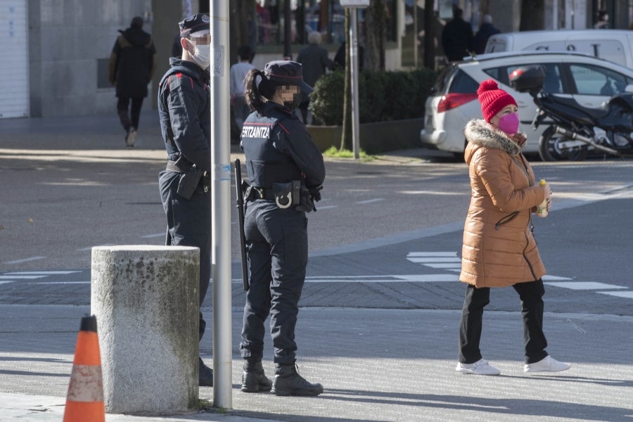 El calendario marca que es domingo de carnaval pero en las calles de la villa papelera parece un domingo más de la época Covid. Apenas en algunas terrazas de bares se ha podido ver a gente disfrazada o con un alguna peluca que diera «color» a la cita entre amigos o familiares. 