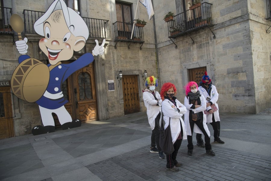 El calendario marca que es domingo de carnaval pero en las calles de la villa papelera parece un domingo más de la época Covid. Apenas en algunas terrazas de bares se ha podido ver a gente disfrazada o con un alguna peluca que diera «color» a la cita entre amigos o familiares. 