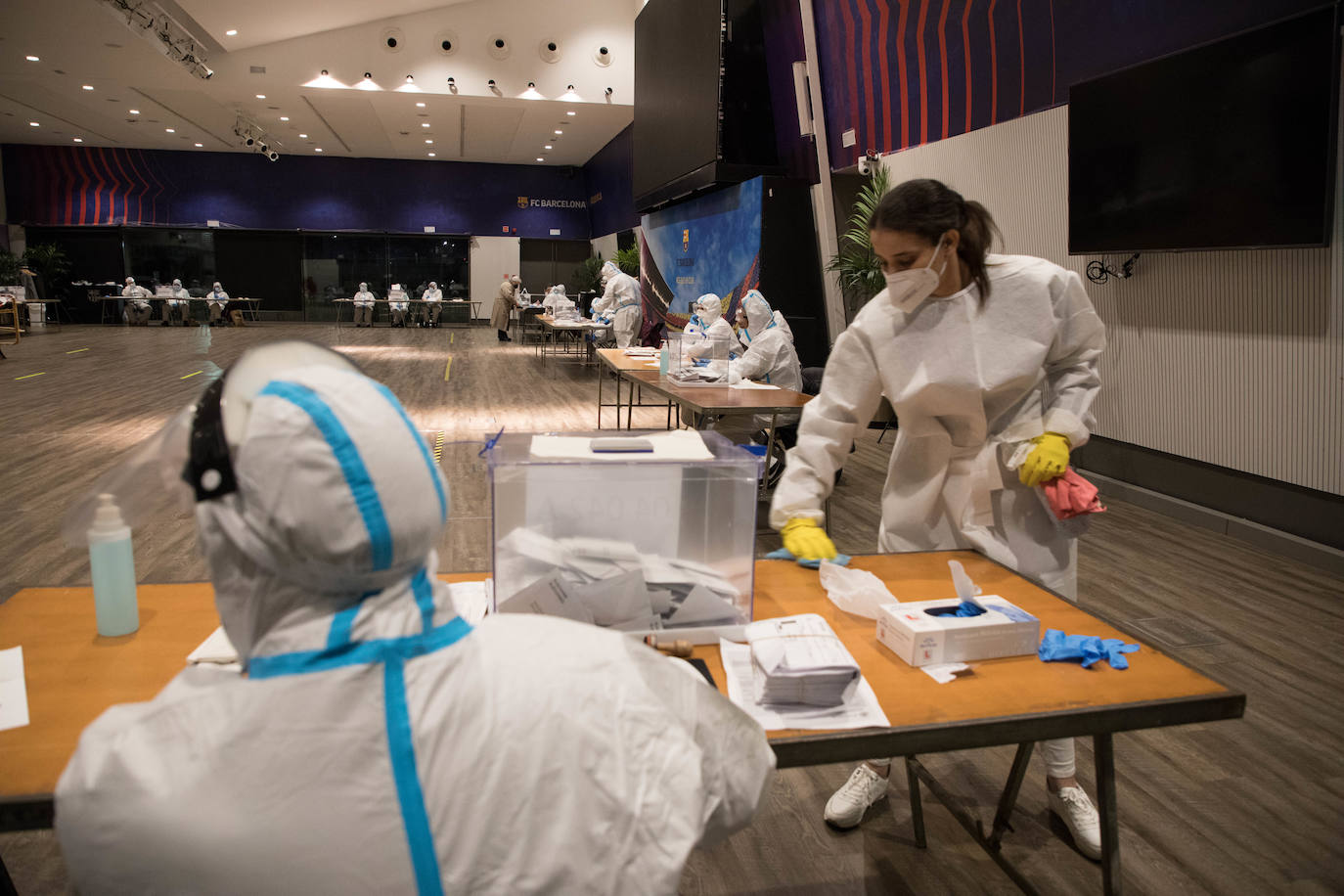 Los miembros de una mesa electoral en el Camp Nou se esmeran en acondicionar la sala para evitar problemas.