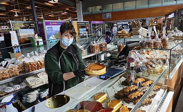Isabel Fernández, en su puesto de Mañeko.