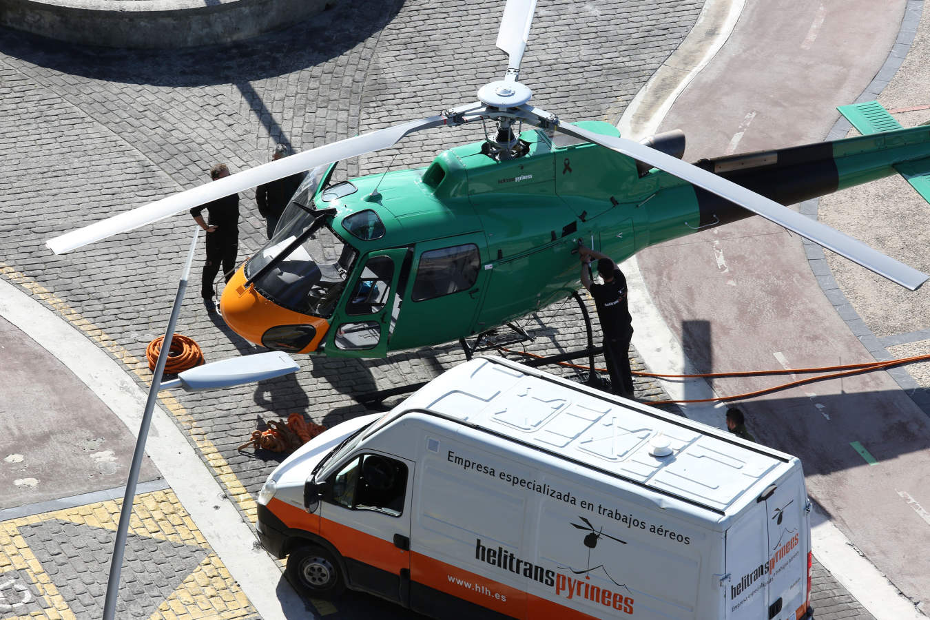 Así ha sido el traslado en helicóptero de la grúa que estaba en la isla