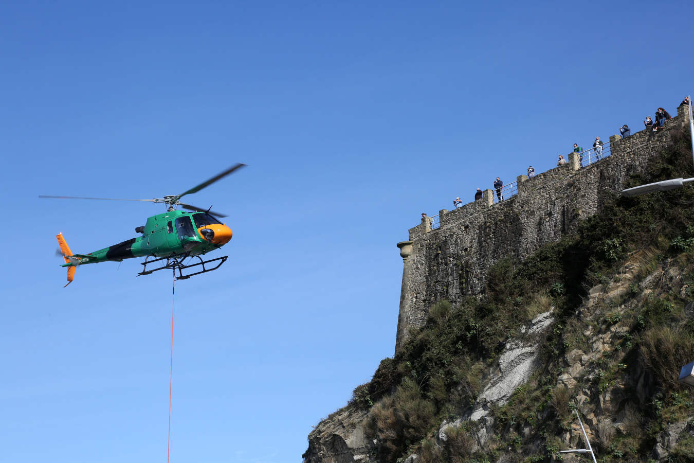 Así ha sido el traslado en helicóptero de la grúa que estaba en la isla