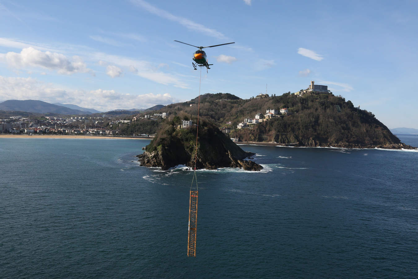 Así ha sido el traslado en helicóptero de la grúa que estaba en la isla